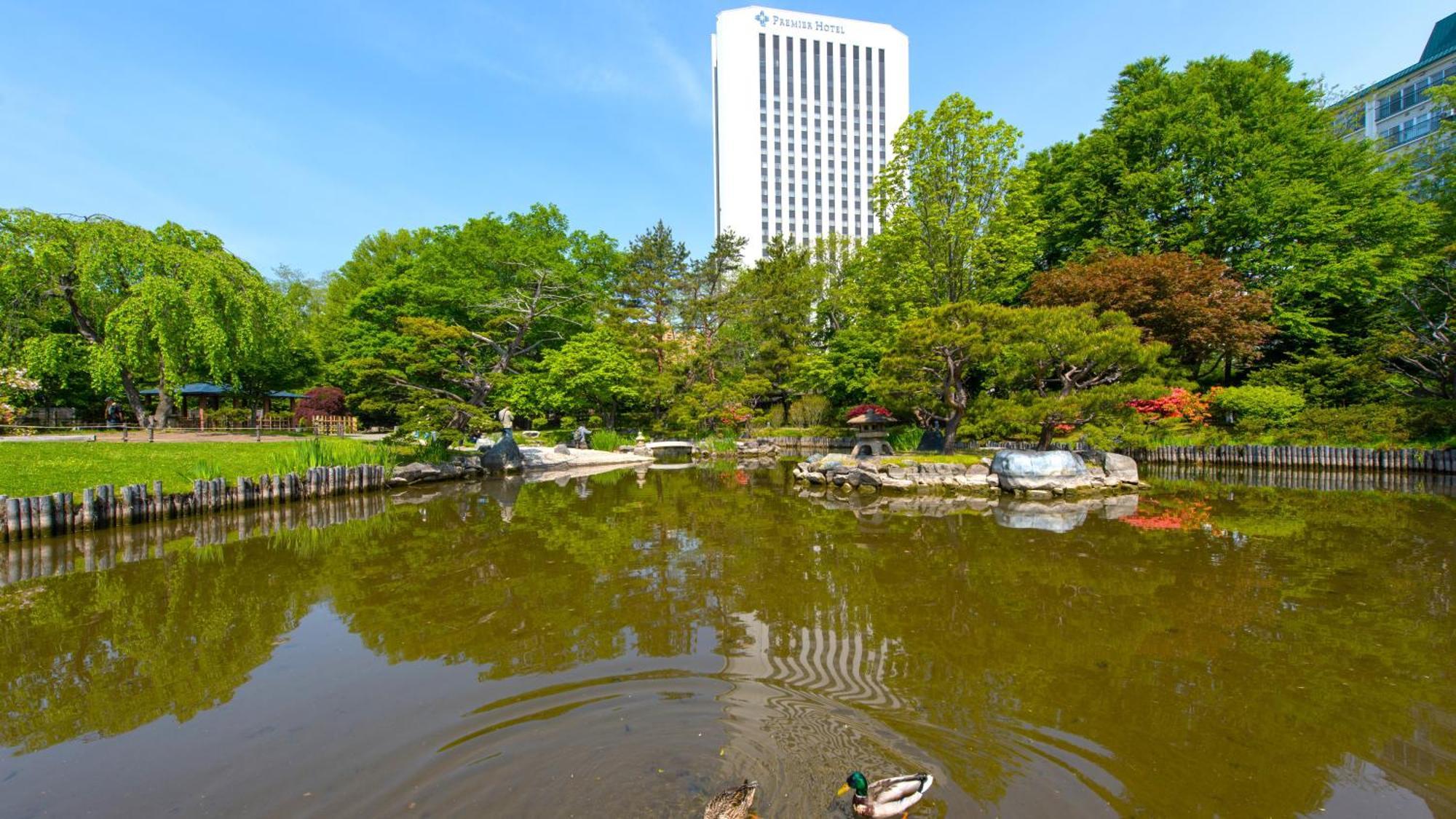 Premier Hotel Nakajima Park סאפורו מראה חיצוני תמונה The duck pond at the center of the park